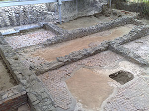 Dettaglio della pavimentazione a tasselli esagonali della mansio ai piedi della Villa romana di Massaciuccoli, Massarosa.