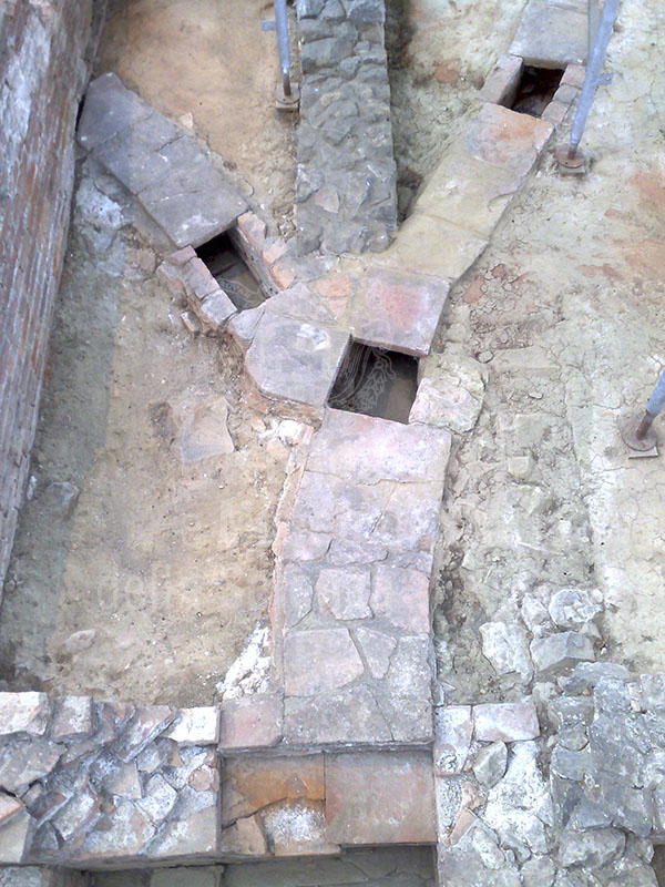 l sistema di riscaldamento della mansio ai piedi della Villa romana di Massaciuccoli, Massarosa.