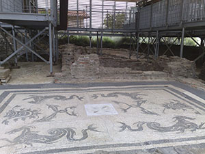 Interno del padiglione "Guglielmo Lera" con i resti della mansio ai piedi della Villa romana di Massaciuccoli, Massarosa.