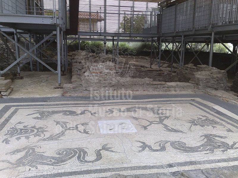 Interno del padiglione "Guglielmo Lera" con i resti della mansio ai piedi della Villa romana di Massaciuccoli, Massarosa.