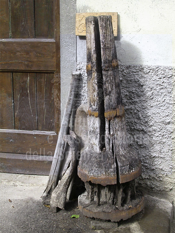 Antico ritrecine in legno, Molino Grifoni, Castel San Niccol.