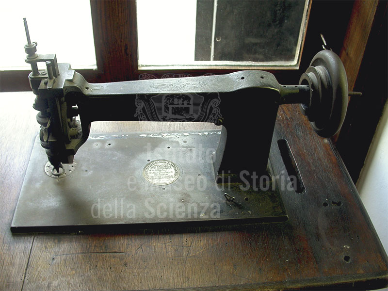 Storica macchina da cucire presente nel vecchio allestimento del  Museo Luigi Lombard, Stia.