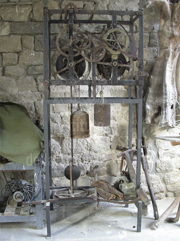 Antico meccanismo di orologio da torre, castello duecentesco di Castel San Niccol.