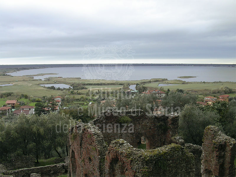 Veduta del lago dalla villa romana di Massaciuccoli, Massarosa.