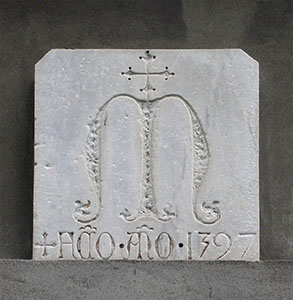 Lastra marmorea con epigrafe dall'ex Ospedale di San Luca o della Misericordia, 1397, Lucca.