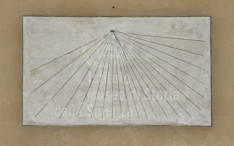 Meridiana posta sulla facciata di Villa La Petraia, Firenze.