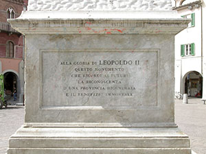 Base del monumento scolpito da Luigi Magi ed eretto nel 1846 in Piazza Dante a Grosseto per commemorare le opere di bonifica condotte da Leopoldo II in Maremma.