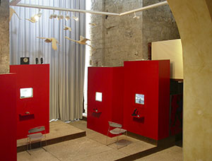Sala con postazioni multimediali all'interno del Museo Virtuale "Oltre i confini", Grosseto.