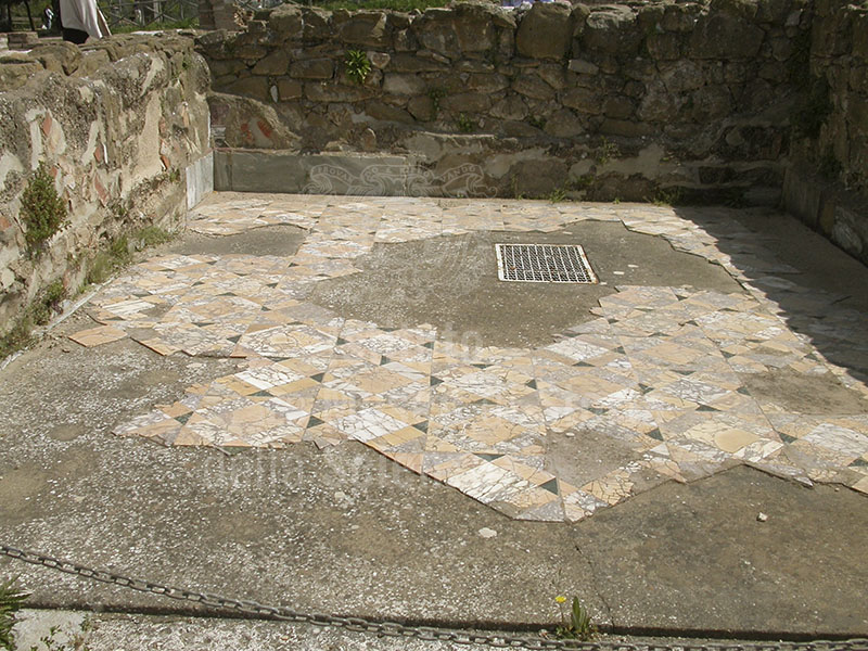 Particolare di pavimento in opus sectile di uno degli ambienti affacciati sul Foro di Roselle.