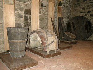 Una panoramica degli strumenti per la vinificazione conservati nel Museo della Vite e del Vino di Scansano.