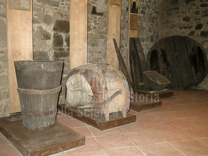 Una panoramica degli strumenti per la vinificazione conservati nel Museo della Vite e del Vino di Scansano.