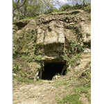 Ingresso ad una grotta dell'abitato rupestre medievale di Vitozza, Sorano.