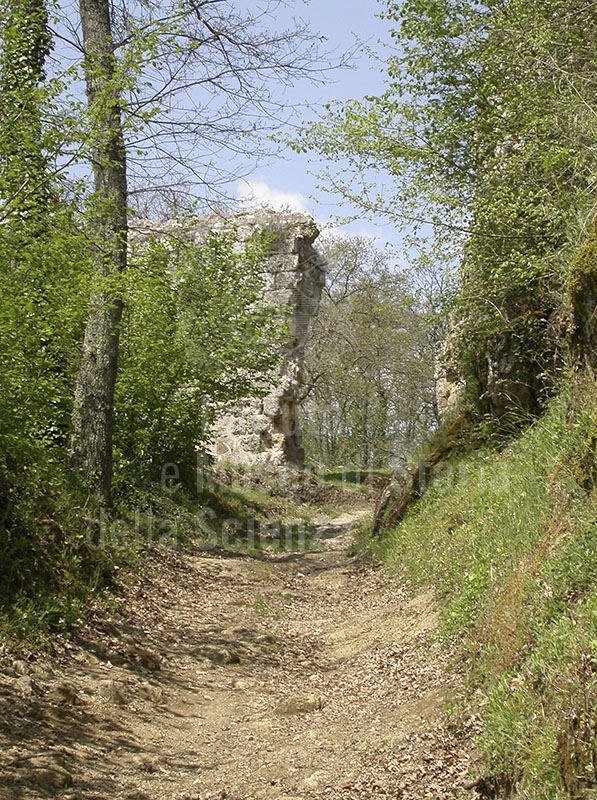 Resti dell'antica porta di accesso alla Rocca dell'abitato rupestre medievale di Vitozza, Sorano.