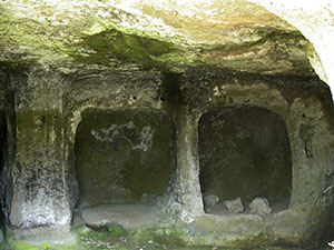 Nicchie in una grotta dell'abitato rupestre di Vitozza, Sorano.