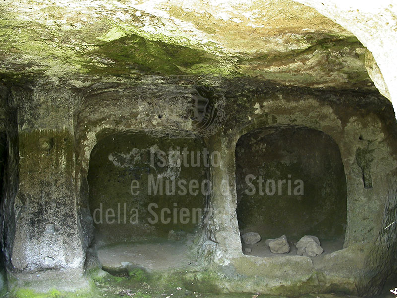Nicchie in una grotta dell'abitato rupestre di Vitozza, Sorano.