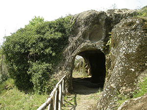 Grotta dell'abitato rupestre medievale di Vitozza, Sorano.