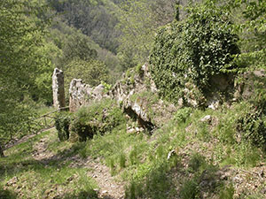 Antica porta della cinta muraria dell'abitato rupestre medievale di Vitozza, Sorano.