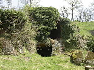 Grotta a due piani dell'abitato rupestre medievale di Vitozza, Sorano.