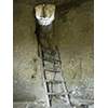 Scala in pietra all'interno di una grotta a due piani dell'abitato rupestre medievale di Vitozza, Sorano.