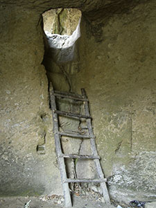 Scala in pietra all'interno di una grotta a due piani dell'abitato rupestre medievale di Vitozza, Sorano.