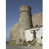 Una delle tre torri circolari di epoca rinascimentale della cinta muraria di Giglio Castello.