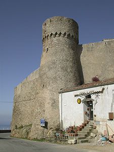 One of the three circular towers from Renaissance times in the walls of Giglio Castello.