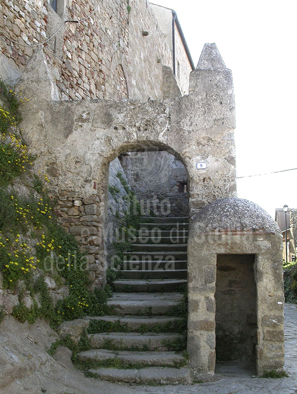 Porta di accesso alla Rocca Aldobrandesca, Giglio Castello.