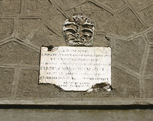 Iscrizione commemorante la costruzione di una cisterna da parte di Ferdinando III in seguito all'incursione saracena avvenuta all'Isola del Giglio nel 1799.