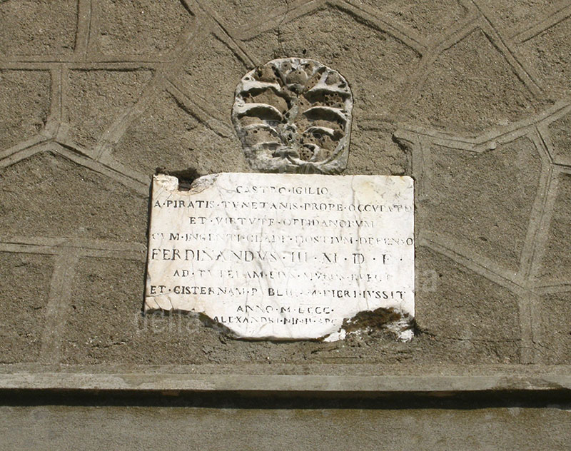 Iscrizione commemorante la costruzione di una cisterna da parte di Ferdinando III in seguito all'incursione saracena avvenuta all'Isola del Giglio nel 1799.
