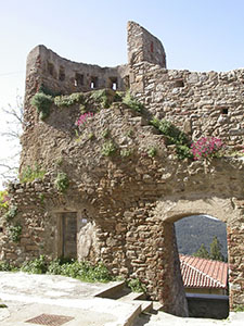 Una delle tre torri circolari di epoca rinascimentale della cinta muraria di Giglio Castello.