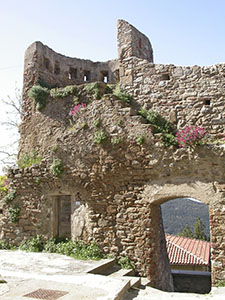 One of the three circular towers from Renaissance times in the walls of Giglio Castello.