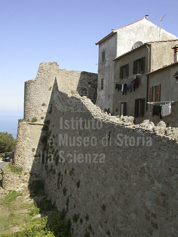 Section of the belt of walls around Giglio Castello.