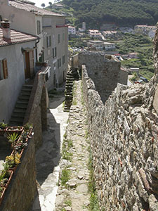 Tratto della cinta muraria di Giglio Castello con torre rettangolare di epoca medievale.