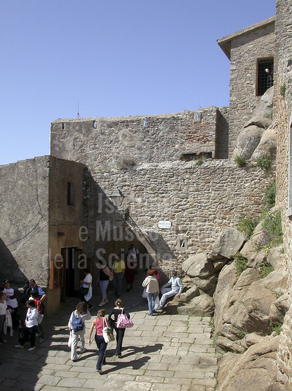 Una delle porte di accesso a Giglio Castello.