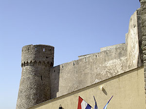 Particolare della cinta muraria di Giglio Castello con torre circolare.