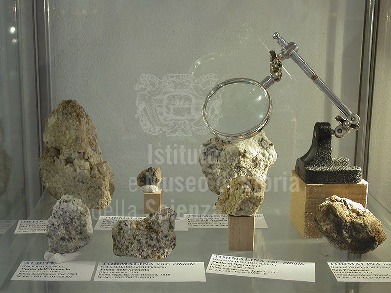 Campioni di tormalina e albite, Museo della Mineralogia e della Geologia dell'Isola del Giglio.