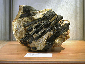 Sample of tormalin,  Museo della Mineralogia e della Geologia dell'Isola del Giglio.