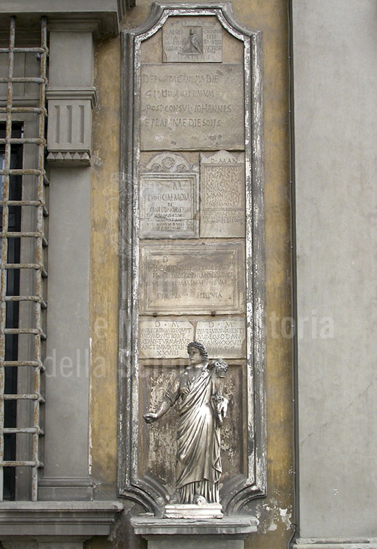 Uno dei lapidari incassati nella parete esterna del palazzo Corsini al Prato, Firenze.