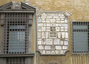 Lapidario incassato nella parete esterna del palazzo Corsini al Prato, Firenze.