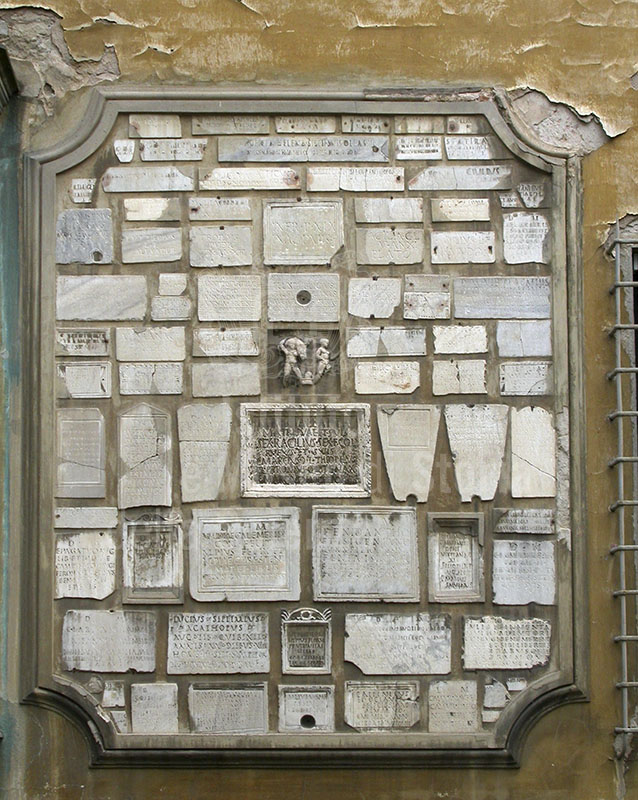 Uno dei lapidari incassati nella parete esterna del palazzo Corsini al Prato, Firenze.