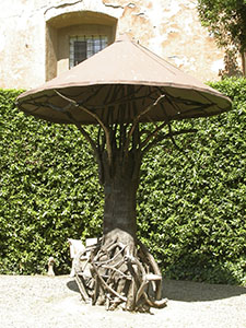 Panchina all'interno del giardino di Palazzo Budini Gattai, Firenze.