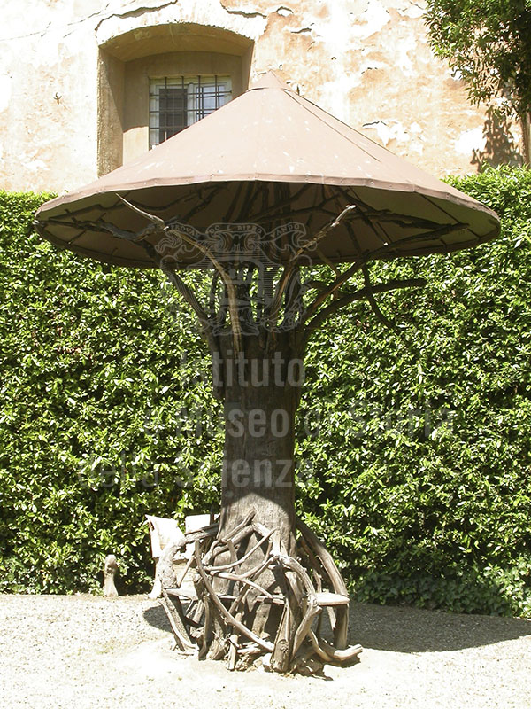 Panchina all'interno del giardino di Palazzo Budini Gattai, Firenze.