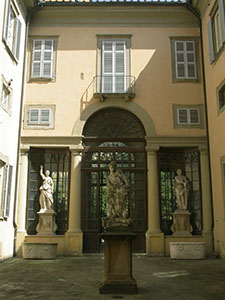 Corte con statue di Ercole (al centro) e Apollo e Diana (ai lati), Palazzo Ximenes Panciatichi, Firenze.