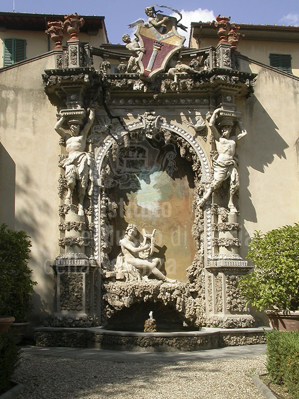 Wall fountain built between 1704 and 1708, with at the center "Orpheus the singer", by Giovanni Baratta, garden of Palazzo Vivarelli Colonna, Florence.
