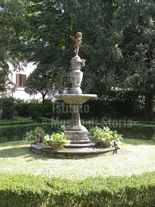 Fontana all'interno del giardino Corsi Annalena, Firenze.