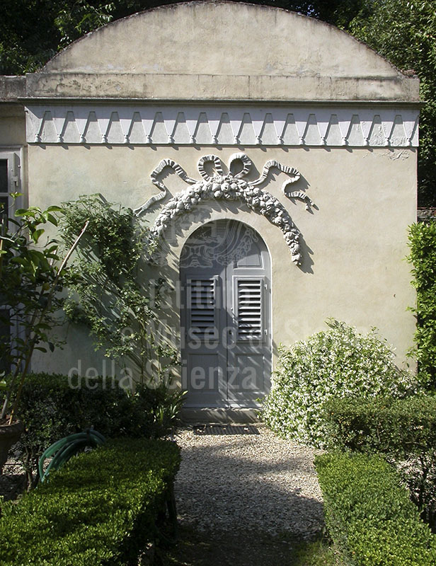 Uno degli ingressi alla serra in stile neoclassico del giardino Corsi Annalena, Firenze.