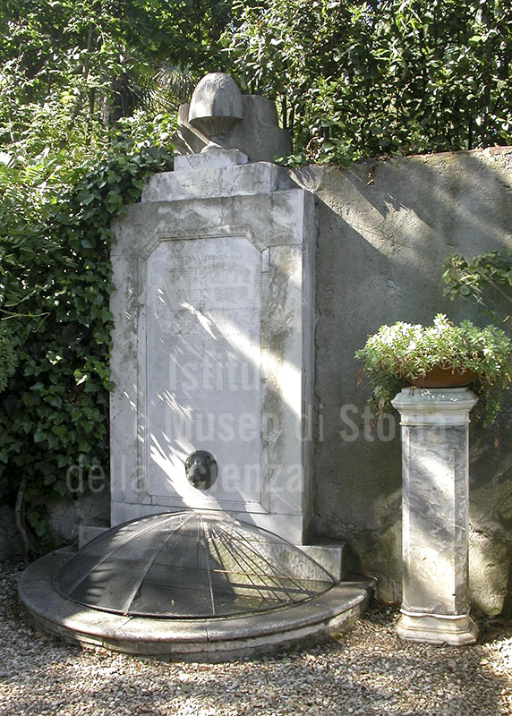 Fontana con iscrizione commemorativa a Ferdinando III de'Medici, giardino Corsi Annalena, Firenze.