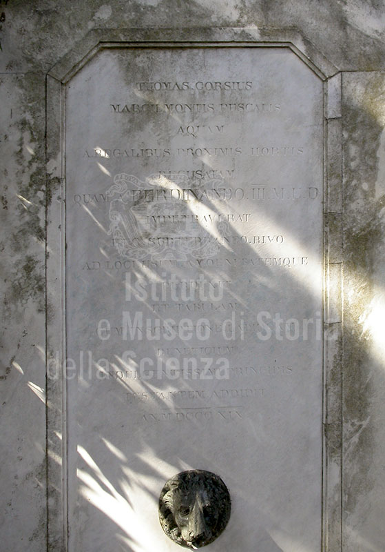 Dettaglio dell'iscrizione commemorativa a Ferdinando III de'Medici posta su una fontana del giardino Corsi Annalena di Firenze.
