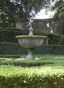 Fontana con amorino alato, giardino Corsi Annalena, Firenze.
