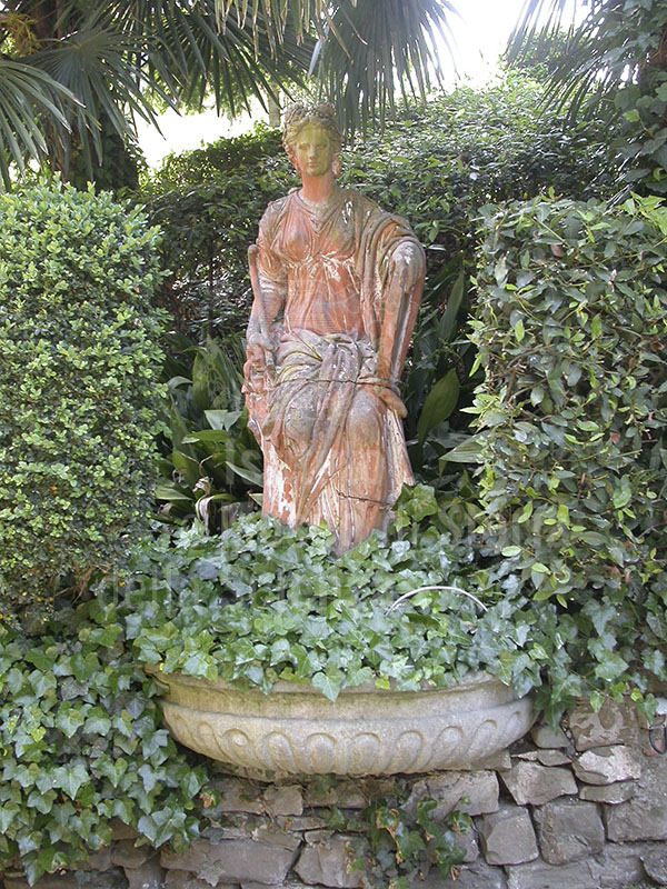 Statua in terracotta, giardino Corsi Annalena, Firenze.
